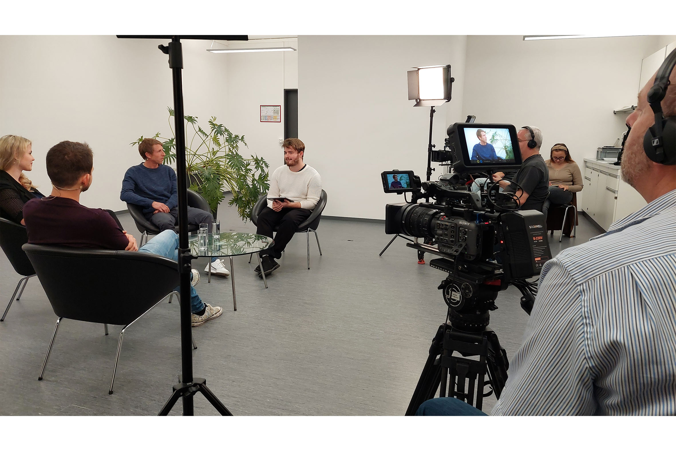 ADi-AG_Referenz_Kantonsschulezofingen-Videos.jpg ADi-AG_Referenz_Kantonsschulezofingen-Videos.jpg